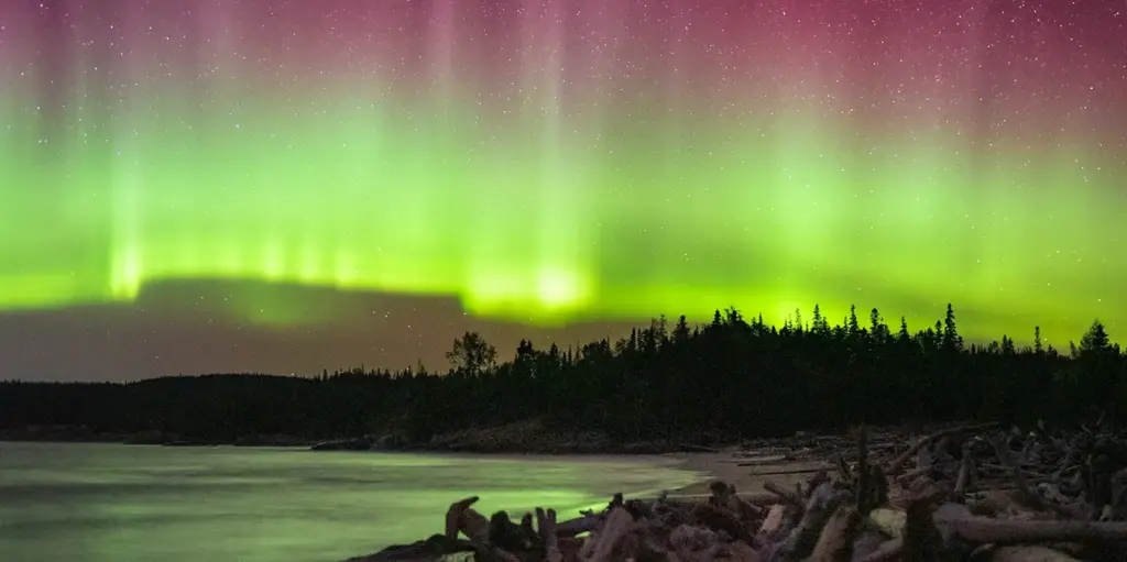 Discover the enchanting northern lights in Muskoka. Experience vibrant auroras in 2024’s clear, dark skies. Plan your celestial adventure now!